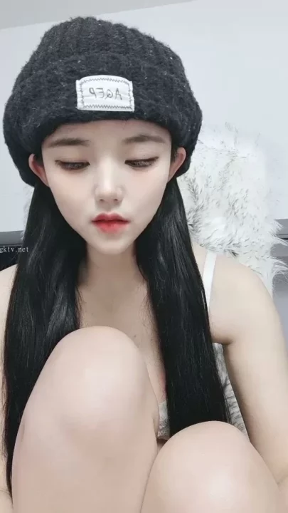 Screenshot 9 from Leaked Feifei Livestream — Petite Asian Tease in Lingerie Captures Gap Moe Charm