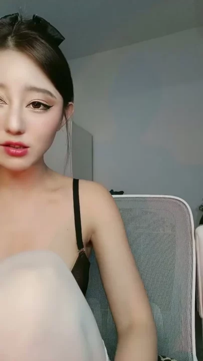 Screenshot 3 from Uncensored Amateur POV — Tongtong’s Lingerie Tease and Intimate Close-Ups