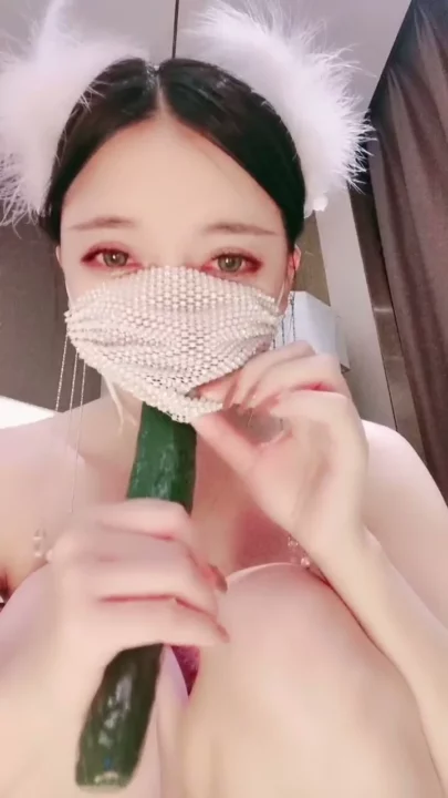 Masked Solo Play with Veggies — Qianqian’s Uncensored Japanese POV Session