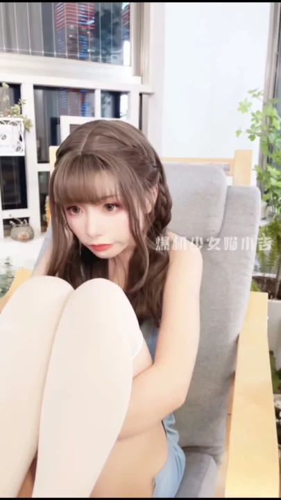 Amateur Japanese Solo Session — Slim Asian in White Thigh-Highs and Delicate Lingerie のスクリーンショット 2