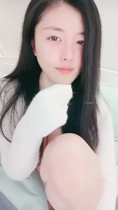 Self-Filmed Japanese Solo Play — Petite Lingerie Tease with Natural Light のスクリーンショット 5