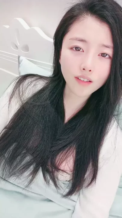 Self-Filmed Japanese Solo Play — Petite Lingerie Tease with Natural Light のスクリーンショット 1