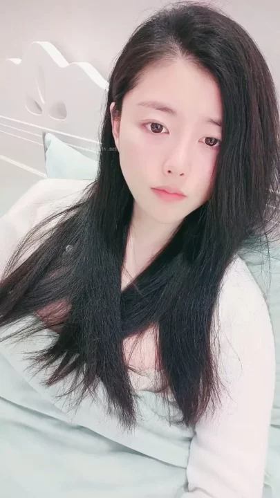 Self-Filmed Japanese Solo Play — Petite Lingerie Tease with Natural Light のスクリーンショット 7
