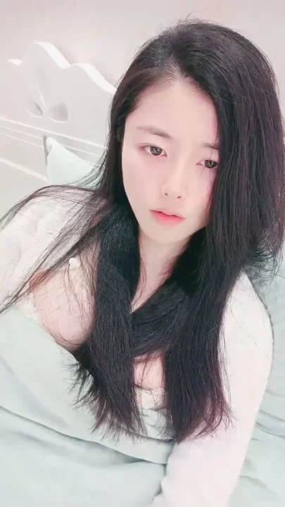 Self-Filmed Japanese Solo Play — Petite Lingerie Tease with Natural Light のスクリーンショット 8