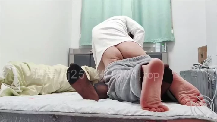Solo Asian Amateur Blindfolded Dildo Play in Lingerie のスクリーンショット 5