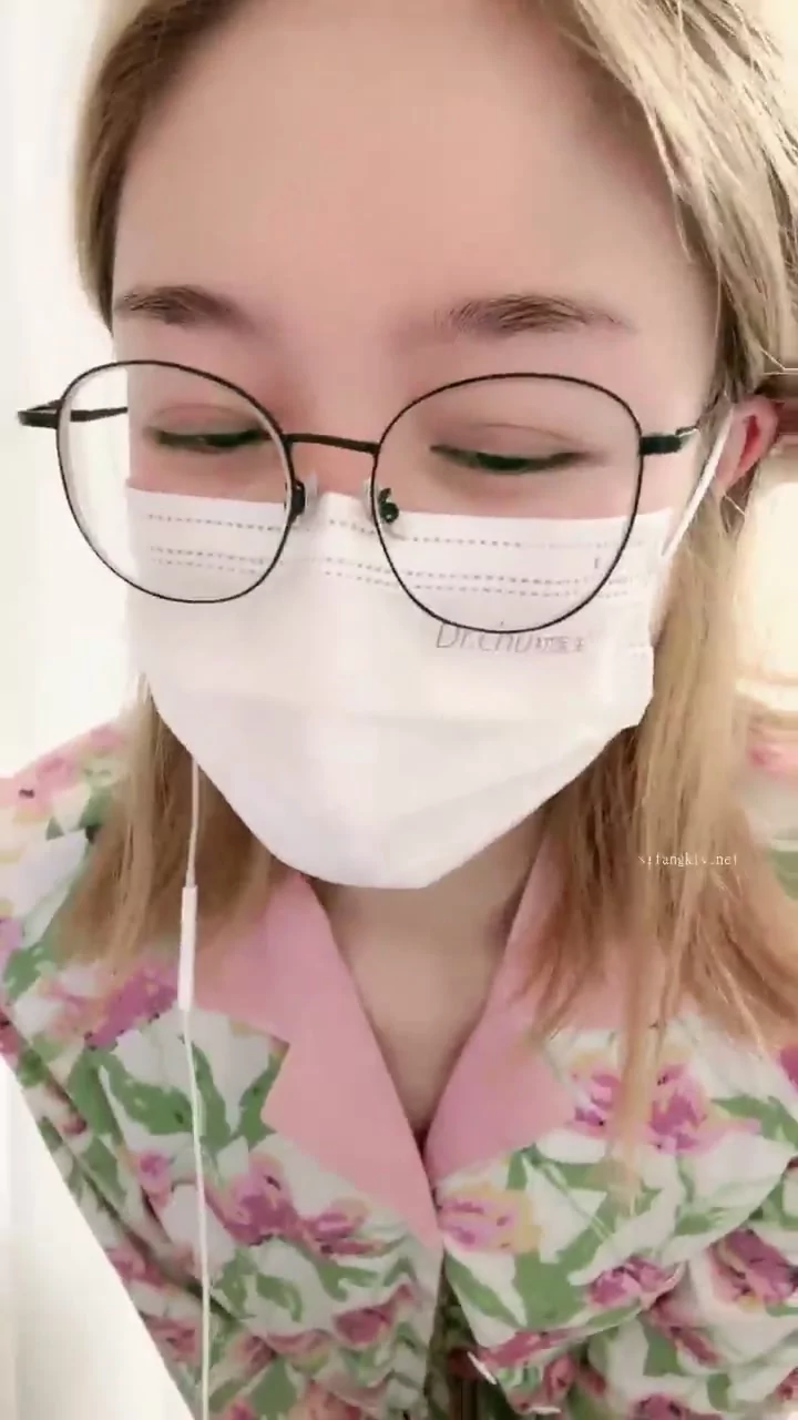 Play video: European Solo Performer in Floral Pajamas — Glasses and Mask Aesthetic