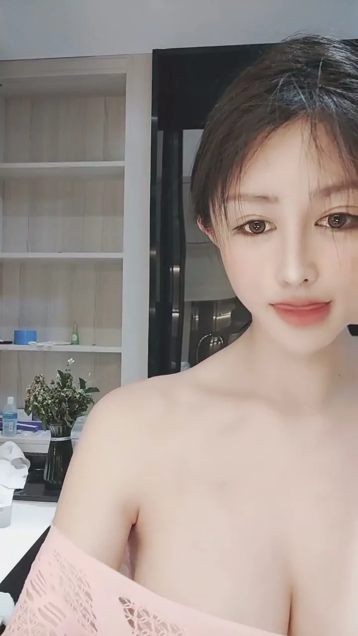 動画を再生:セクシーな日本のソロセッション — 小柄なパフォーマーによるランジェリー＆シアースタイル