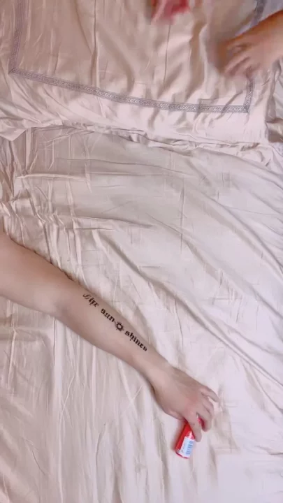 Glasses-Wearing Onee-San in Lingerie — Solo Play Turns Hardcore Creampie のスクリーンショット 14