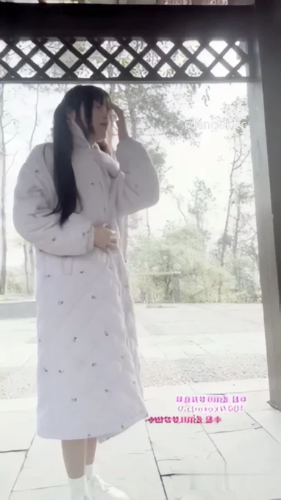 Jingjing’s Outdoor Adventure — Petite Asian Model Plays with Toys in Park Livestream のスクリーンショット 14