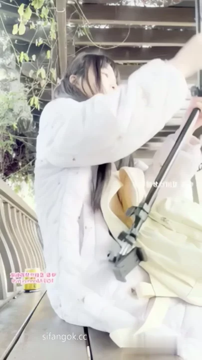 Jingjing’s Outdoor Adventure — Petite Asian Model Plays with Toys in Park Livestream のスクリーンショット 8