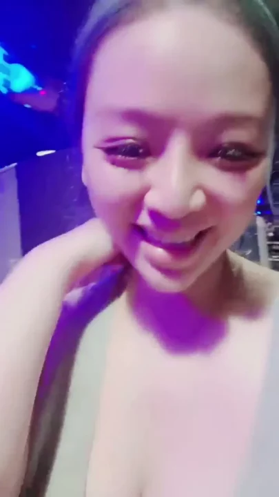 Screenshot 1 from Yiyi’s Raw FC2 Livestream — Innocent Gym Session Turns Explicit