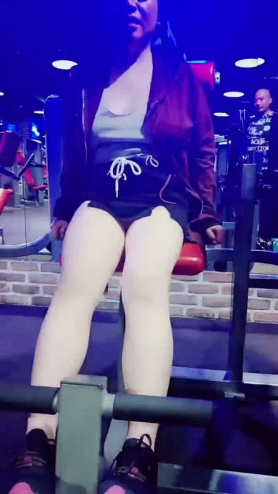 Screenshot 6 from Yiyi’s Raw FC2 Livestream — Innocent Gym Session Turns Explicit