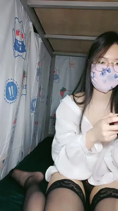 Leaked Asian Amateur Solo Session — Stockings & Dildo Play in Dorm Room POV のスクリーンショット 12