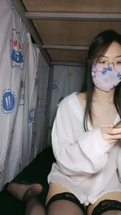 Leaked Asian Amateur Solo Session — Stockings & Dildo Play in Dorm Room POV のスクリーンショット 14
