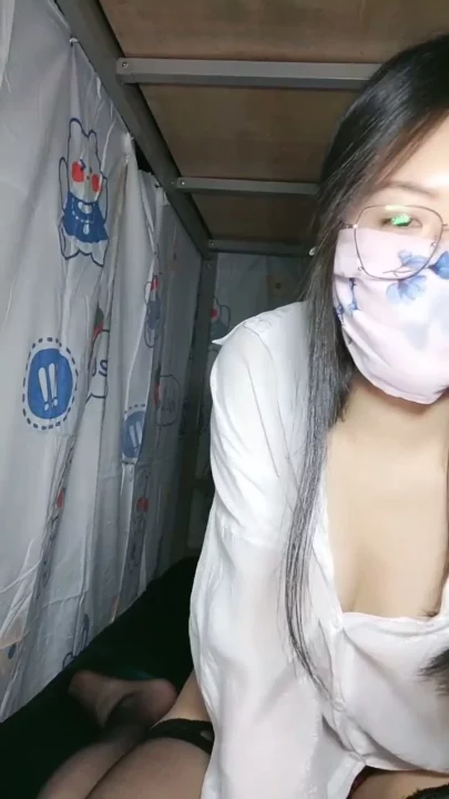 Leaked Asian Amateur Solo Session — Stockings & Dildo Play in Dorm Room POV のスクリーンショット 9