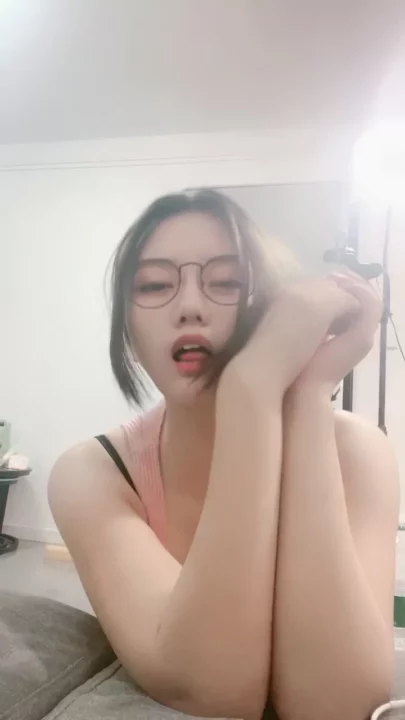 East Asian Glasses Girl Masturbates Solo in Lingerie — Raw POV Amateur Scene のスクリーンショット 4