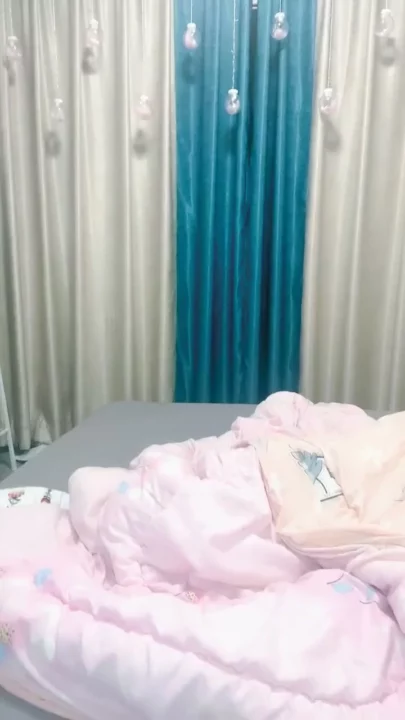 East Asian Glasses Girl Masturbates Solo in Lingerie — Raw POV Amateur Scene のスクリーンショット 9