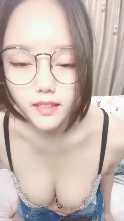 East Asian Glasses Girl Masturbates Solo in Lingerie — Raw POV Amateur Scene のスクリーンショット 10