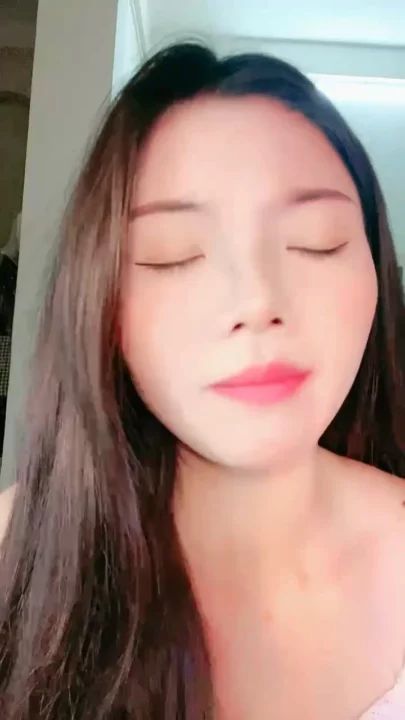 Petite Asian Solo Session — Raw POV Fingering in Home Bedroom のスクリーンショット 2