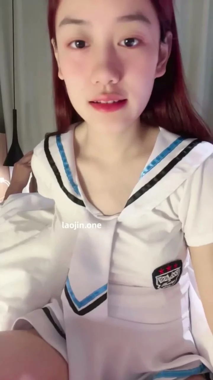 動画を再生:Xi Xi’s Schoolgirl Fantasy — Raw Amateur Cosplay Action with Uniform & Partner [Laojin]