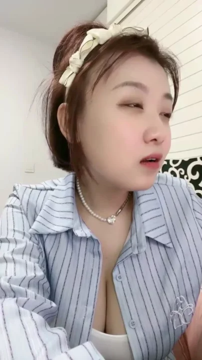 Petite East Asian Solo Tease — Striped Shirt & Floral Headband Amateur Clip のスクリーンショット 8