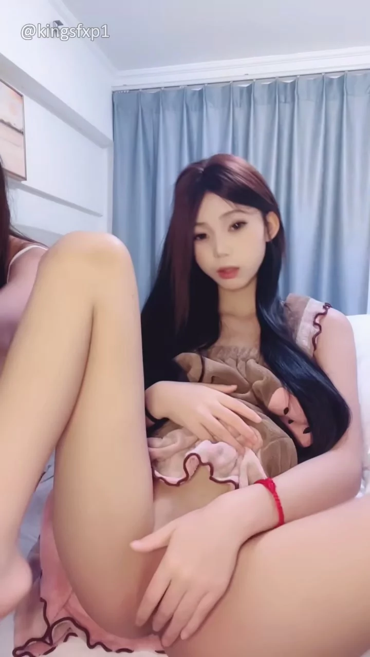 動画を再生:顔出し日本のレズビアンデュオ — ジアジアとパートナーのおもちゃを使ったベッドルームの出会い