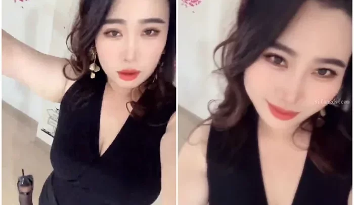 Screenshot 1 from Asian Cam Model 鍂鑫鑫 in Black Lace Teases & Squirts with Dildo — Leaked Livestream