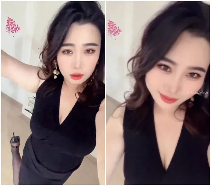 Asian Cam Model 鍂鑫鑫 in Black Lace Teases & Squirts with Dildo — Leaked Livestream