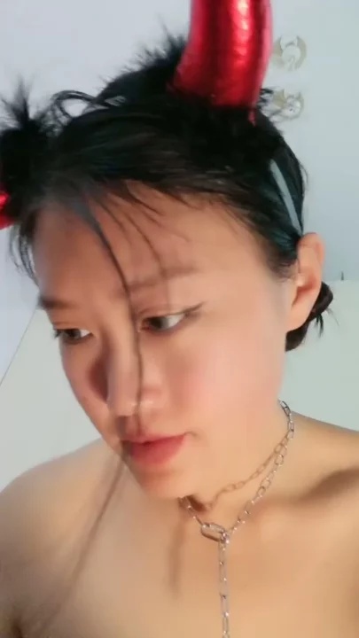 Uncensored Asian Cam Girl Plays with Herself in Devilish Outfit — Full Face Visible のスクリーンショット 6
