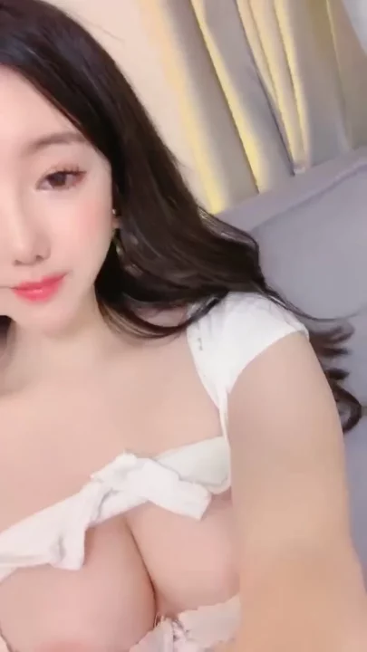 Screenshot 7 from Japanese Curvy Star Bobo Teases in Lingerie — Solo Livestream with Dildo Action
