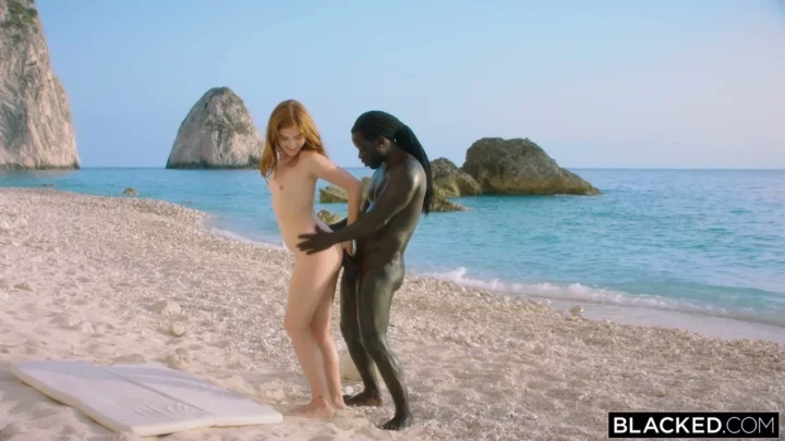 Brunette European Model Takes Black Partner on Sandy Beach — Intense Anal and Oral Action のスクリーンショット 2