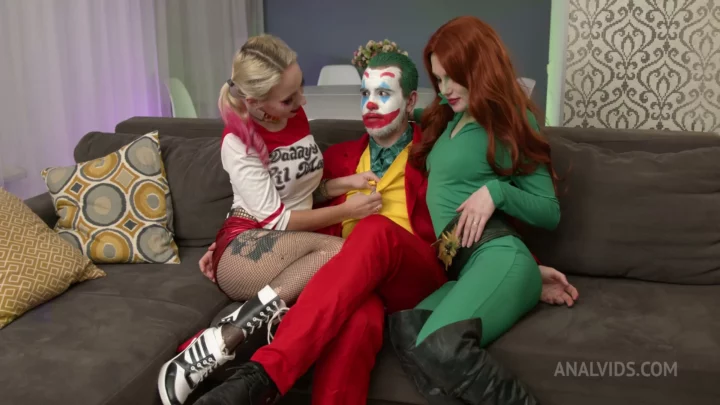 Cosplay Lesbians Unleash Wild Japanese Anal Threesome — POV Rough Action のスクリーンショット 2