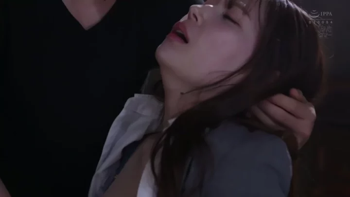 Raw FC2 Gangbang — Petite Asian Amateur Shows Face in Intense Multi-Partner Scene のスクリーンショット 1