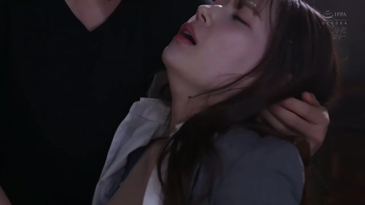 動画を再生:Raw FC2 Gangbang — Petite Asian Amateur Shows Face in Intense Multi-Partner Scene