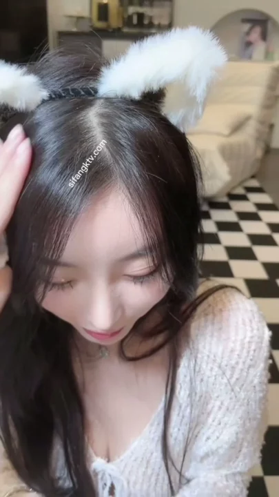 Shy Japanese Amateur POV — Petite Beauty Kneels on Checkered Tiles with Hidden Partner のスクリーンショット 11