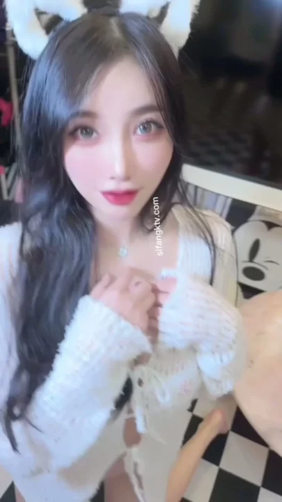 Shy Japanese Amateur POV — Petite Beauty Kneels on Checkered Tiles with Hidden Partner のスクリーンショット 8