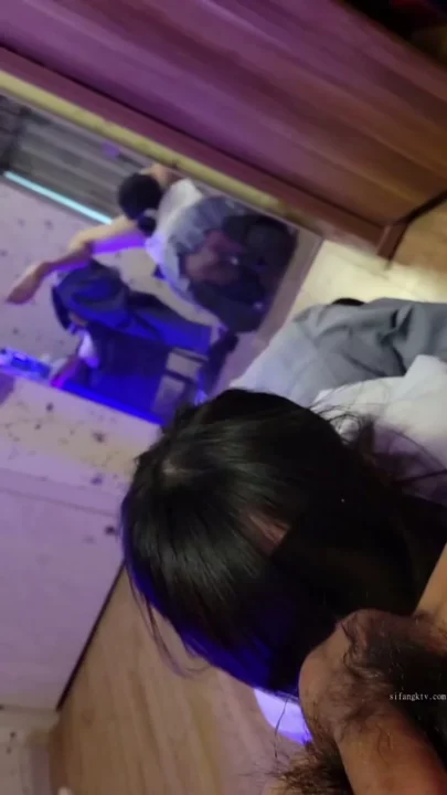Blindfolded Asian Student in Purple-Lit BDSM Session — POV Creampie Action のスクリーンショット 2