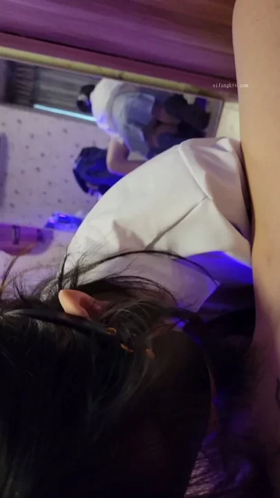Blindfolded Asian Student in Purple-Lit BDSM Session — POV Creampie Action のスクリーンショット 3