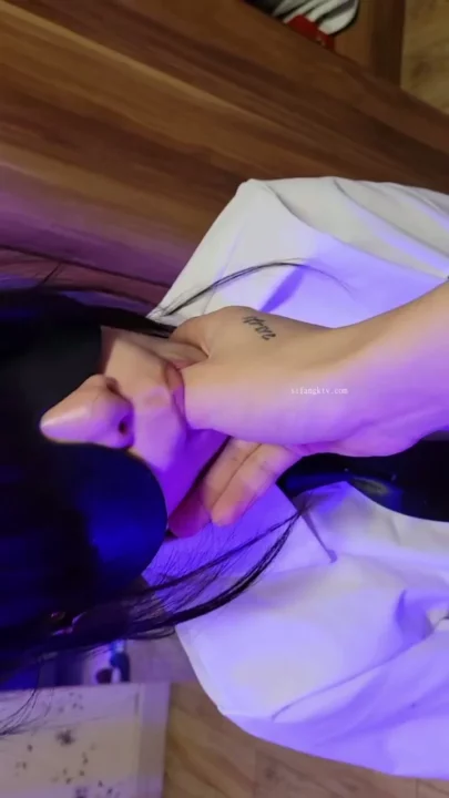 Blindfolded Asian Student in Purple-Lit BDSM Session — POV Creampie Action のスクリーンショット 4