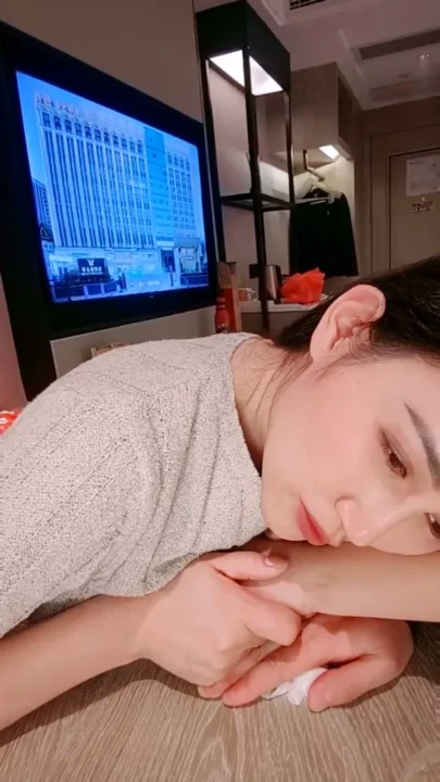 ヨーロッパの美しさを日本風の視点で: ホテルでの出会いとクリームパイのクライマックス のスクリーンショット 2
