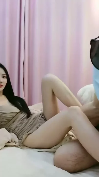 East Asian Beauty Takes European Partner in Raw POV Creampie — Uncensored Japanese Amateur のスクリーンショット 2