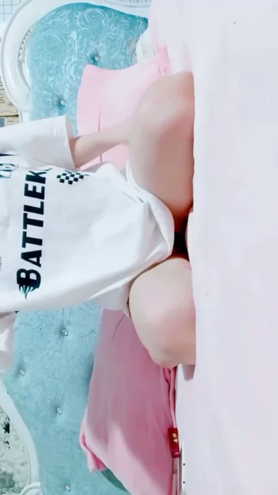 生の日本の視点 — ピンクのベッドでディルドとデュアル刺激を使った小柄なアマチュアのウェンウェン のスクリーンショット 2