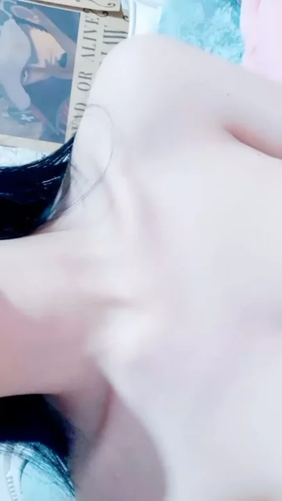 生の日本の視点 — ピンクのベッドでディルドとデュアル刺激を使った小柄なアマチュアのウェンウェン のスクリーンショット 4