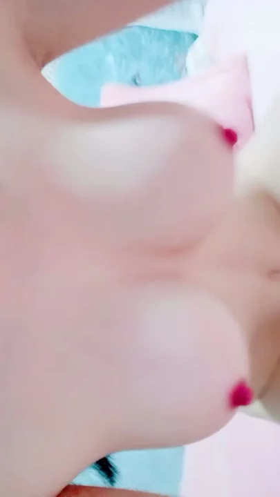 生の日本の視点 — ピンクのベッドでディルドとデュアル刺激を使った小柄なアマチュアのウェンウェン のスクリーンショット 6