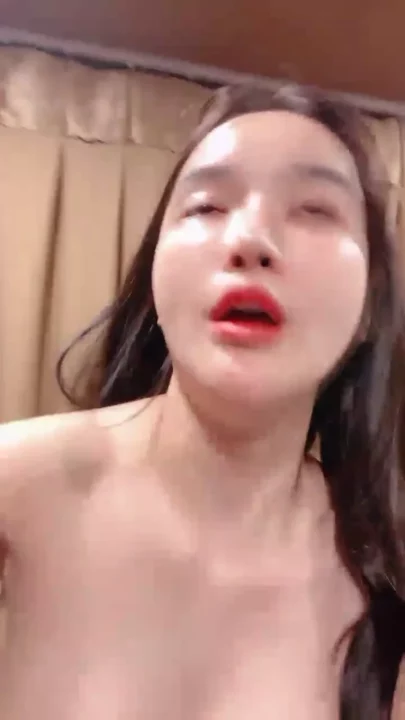 Uncensored Asian POV — Shaved Petite Shows Off Wet Pussy Play in Bedroom のスクリーンショット 2