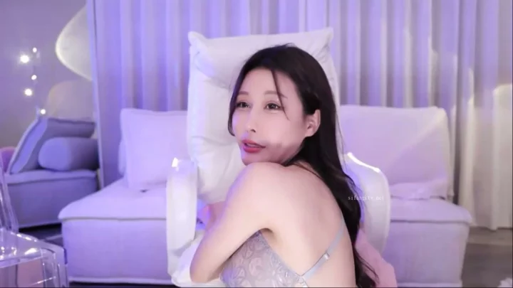 FC2 無修正 POV — ランジェリー姿のアマチュアがディルドで暴れまくり、激しいスカートを披露 のスクリーンショット 4