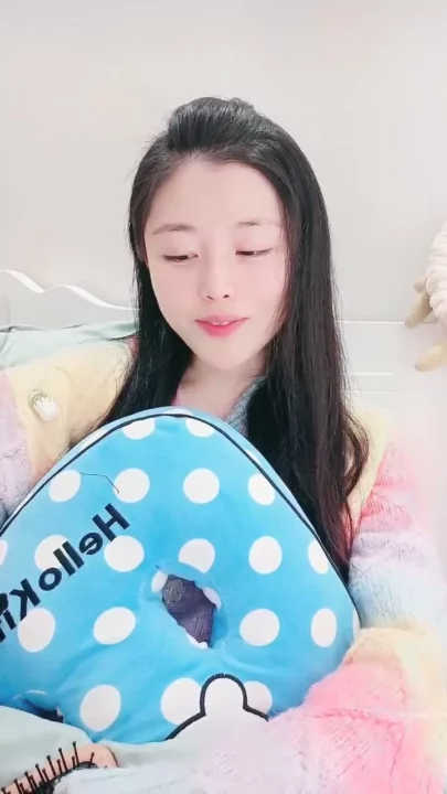ASMR Lifestyle Video — Japanese Model in Pastel Outfits Showing Face のスクリーンショット 2
