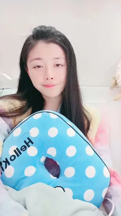 ASMR Lifestyle Video — Japanese Model in Pastel Outfits Showing Face のスクリーンショット 3