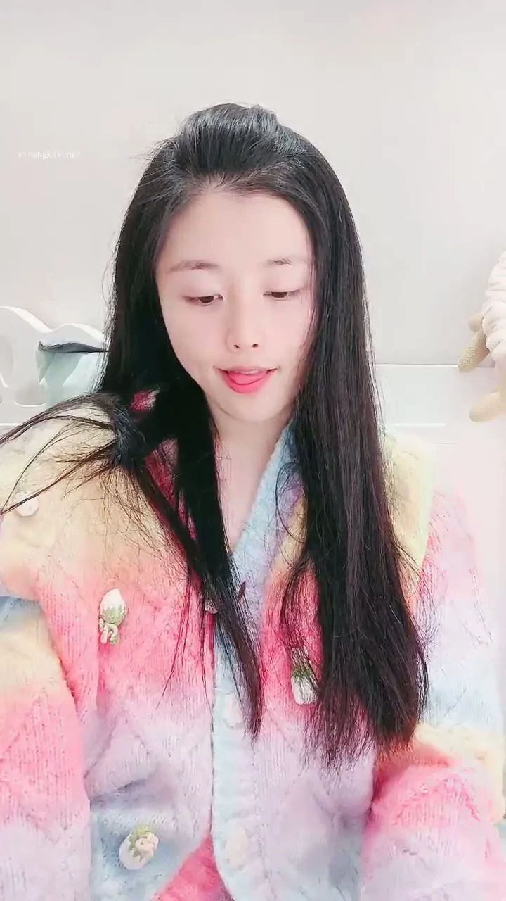動画を再生:ASMR Lifestyle Video — Japanese Model in Pastel Outfits Showing Face