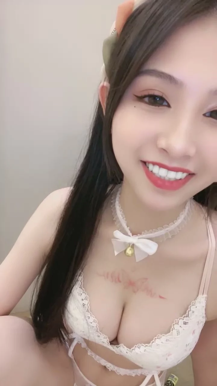 Play video: Amateur Asian Solo Performance — Petite Model in Lace Reveals Everything